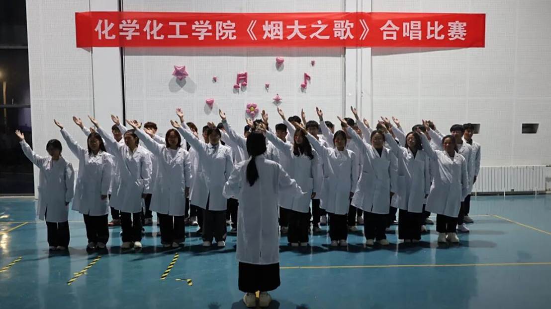 一群穿着民族服装的人 AI 生成的内容可能不正确。