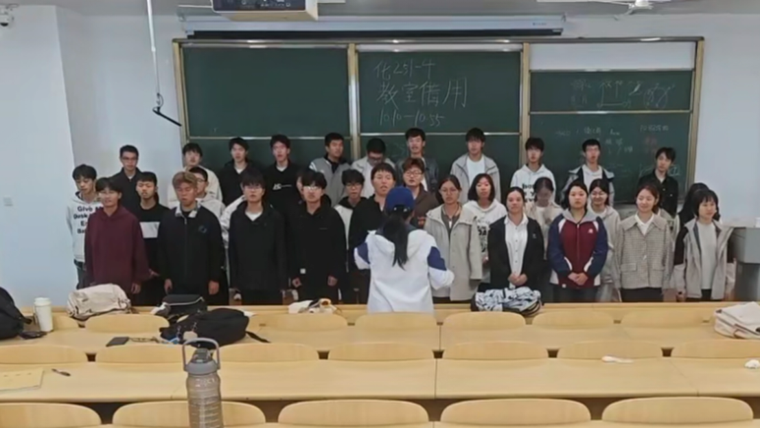 会议室里有许多人 AI 生成的内容可能不正确。